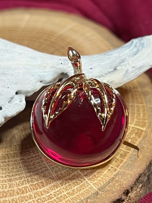 Lucite Apple Brooch by Sarah Coventry – Gold Leaf Jelly Belly, 1960s Estate Vintage