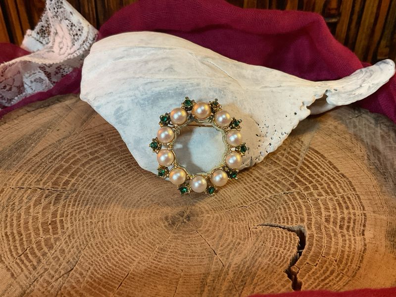 Pearl &amp; Emerald Rhinestone Wreath Brooch – 1950s Holiday Accent