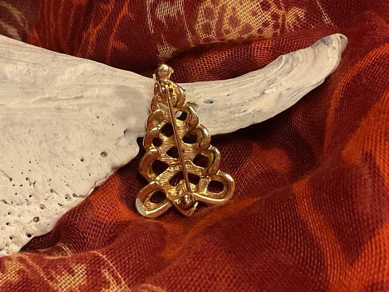 Runway Ribbon – Vintage AVON Christmas Tree Brooch