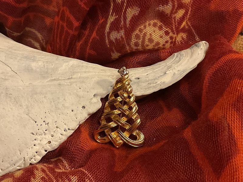 Runway Ribbon – Vintage AVON Christmas Tree Brooch