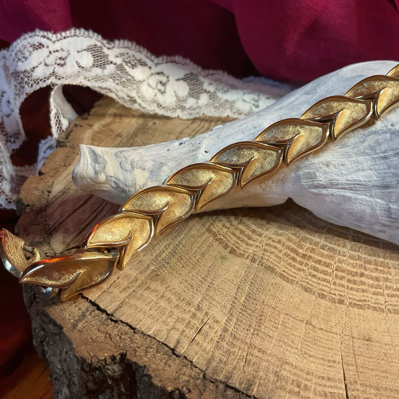 Crown Trifari Leaf Bracelet – Vintage 1960s Elegance in Trifanium, 9”