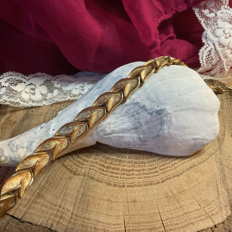 Crown Trifari Leaf Bracelet – Vintage 1960s Elegance in Trifanium, 9”