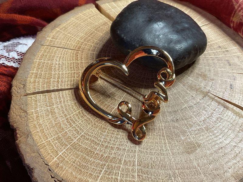 Heart-Shaped “Love” Brooch – Vintage Gold Tone Pin, Faith-Inspired Statement Jewelry