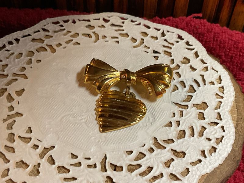 Avon Vintage Bow Brooch with Dangling Etched Heart – Gold Tone Keepsake of Love