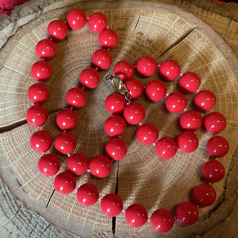 Red Pearl Necklace – A Single Strand of Vintage Grace