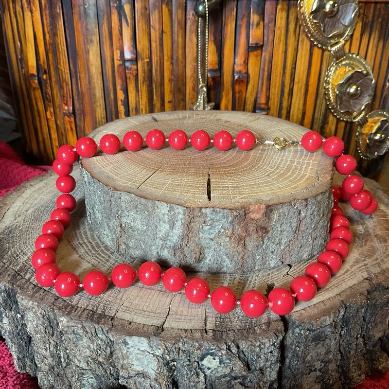 Red Pearl Necklace – A Single Strand of Vintage Grace