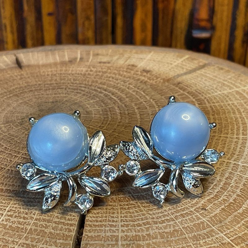 Sky Bloom – Vintage Clip-On Earrings in Silver &amp; Blue