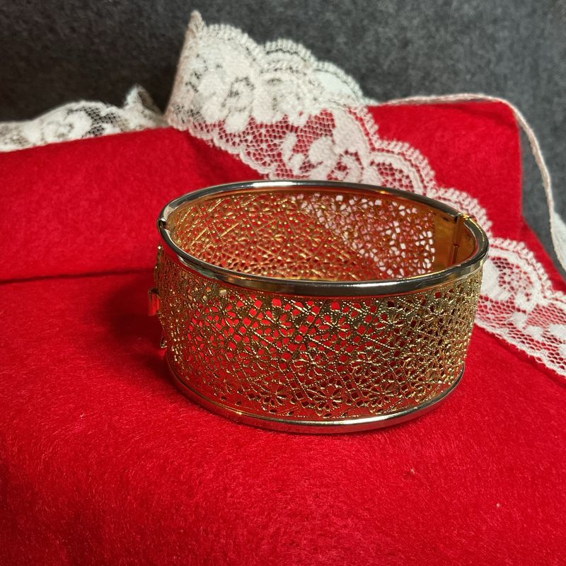 Gold-Tone Filigree Bracelet – Vintage Estate Jewelry with Hinged Clasp, Ornate Mid-Century Design