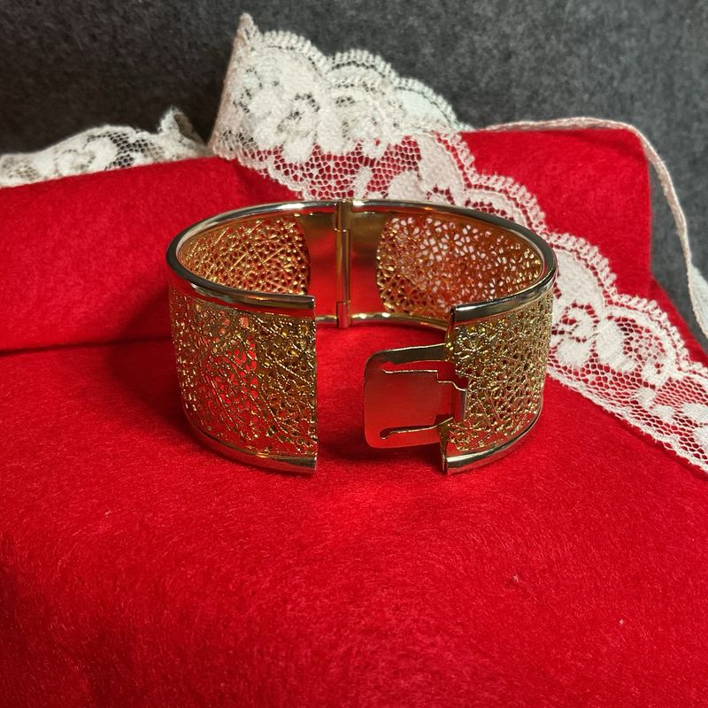 Gold-Tone Filigree Bracelet – Vintage Estate Jewelry with Hinged Clasp, Ornate Mid-Century Design