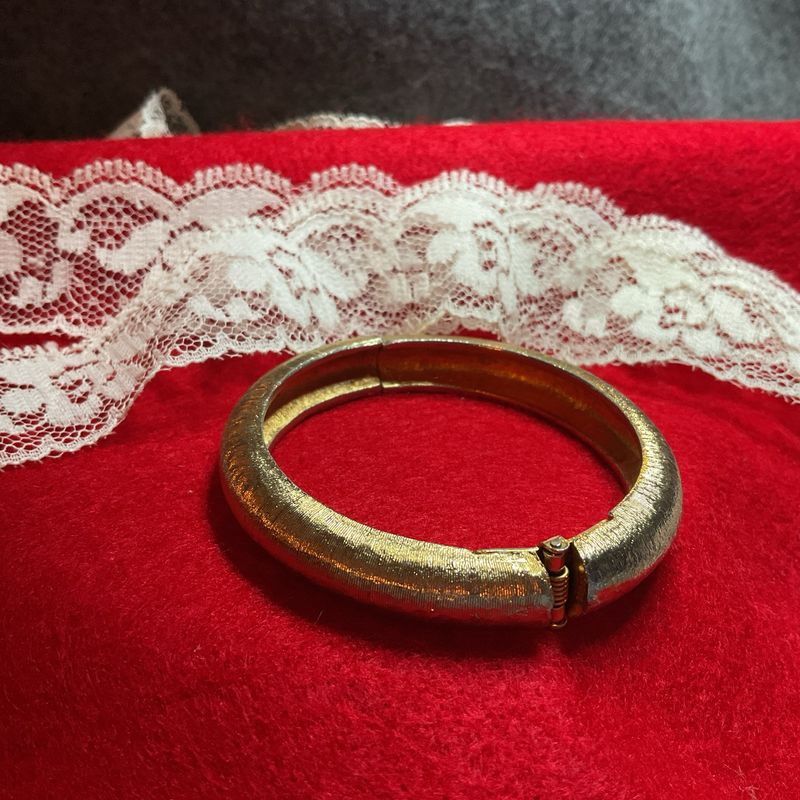 Golden Keepsake Bracelet – Signed Coro, Leaf Motif from the Vintage 1960s