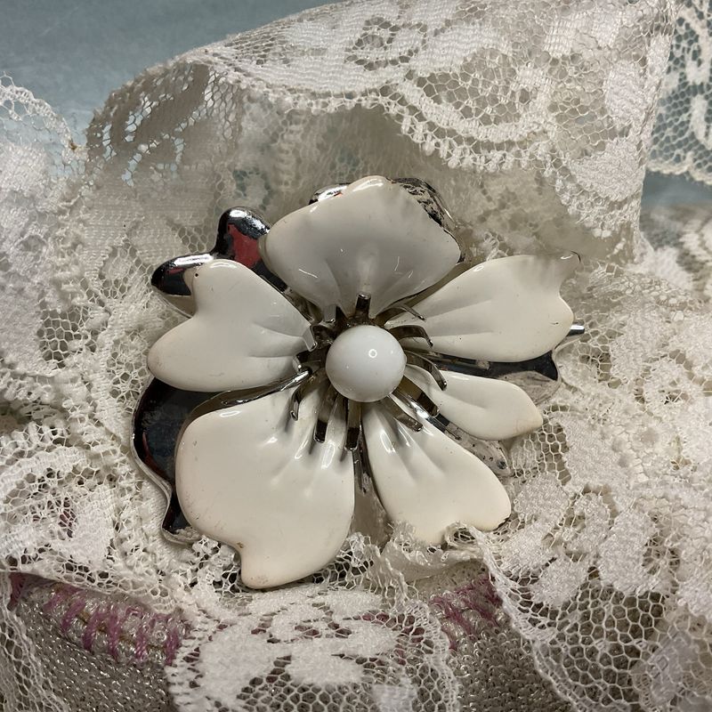 Sarah Coventry “Summer Magic” Flower Brooch – Vintage White Enamel with Silvertone Accents, 2.5” x 2”