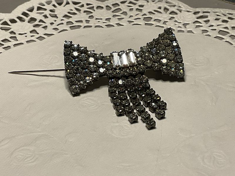Grace Tied in Sparkle – Vintage Rhinestone Bow Brooch