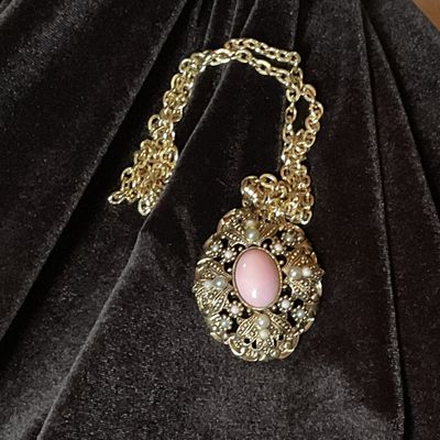 Vintage Avon Queen Anne&#39;s Pendant
