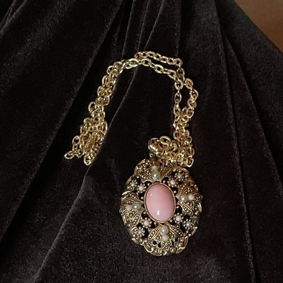 Vintage Avon Queen Anne&#39;s Pendant