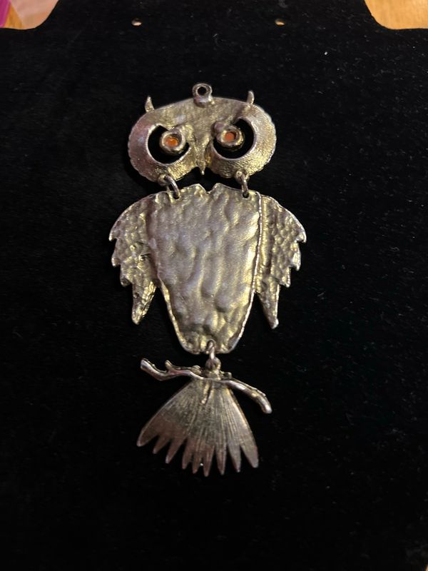 Wise Motion – 1970s Owl Pendant with Amber Eyes &amp; Gold Tone