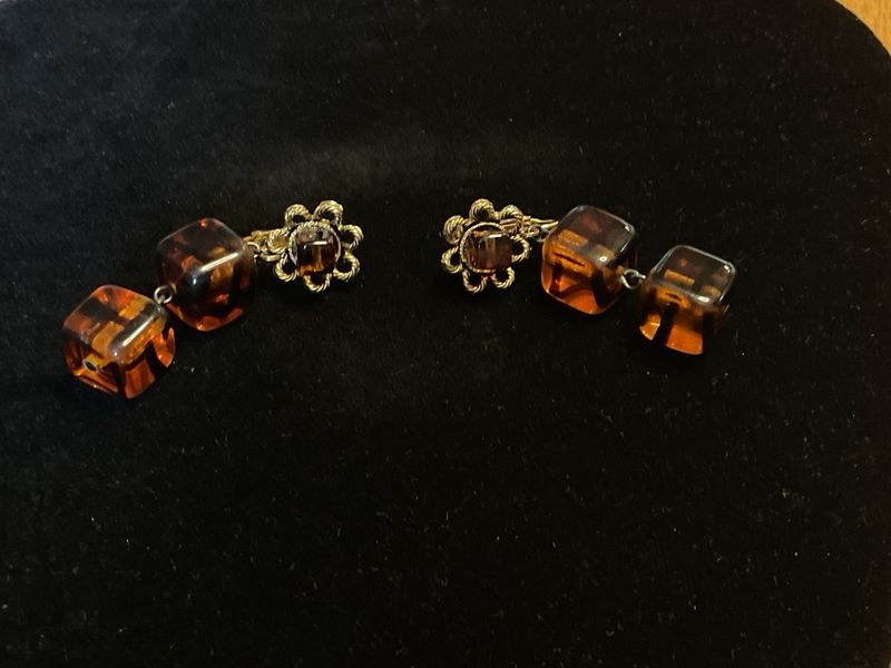 Amber Edge – Vintage Gold-Tone Clip-On Earrings with Cubic Detail