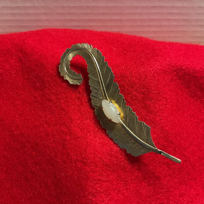 Gold Leaf Brooch with Faux Pearl – Nature-Inspired Vintage Pin, Elegant Mid-Century Costume Jewelry