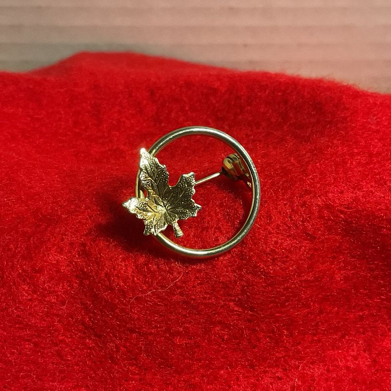 Gold Tone Wreath Pin with Leaf Accent – 1970s Vintage Minimalist Charm