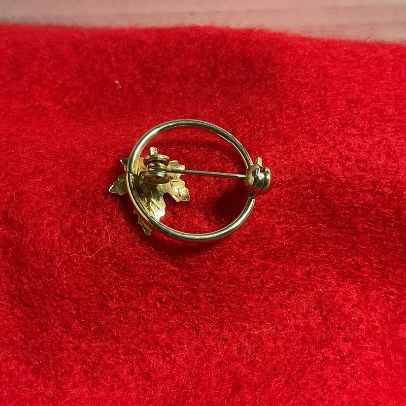 Gold Tone Wreath Pin with Leaf Accent – 1970s Vintage Minimalist Charm