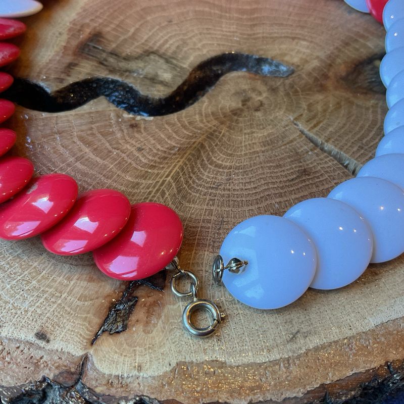 Retro Rhythm – Overlapping Lucite Beads in Ombre Red