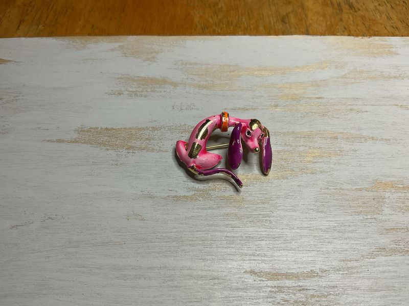 Mid-Century ‘ART’ Dachshund Pin in Pink, Purple &amp; Gold Enamel – Signed Arthur Pepper