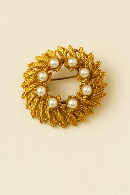 1950s Gold-Tone Wreath Brooch with Faux Pearls – Vintage Elegance, 1 3/8”