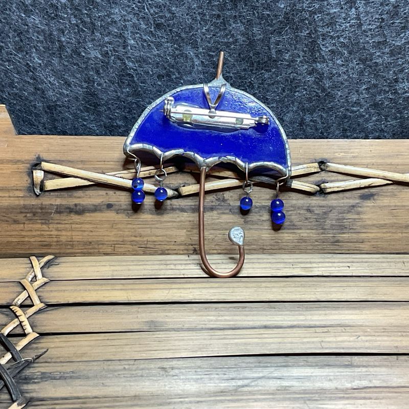 Umbrella &amp; Raindrops – Whimsical Brooch in Purple Glass
