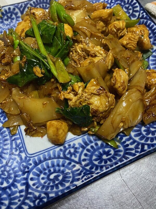 PAD SEE EW (choice of shrimp, chicken or vegetables)