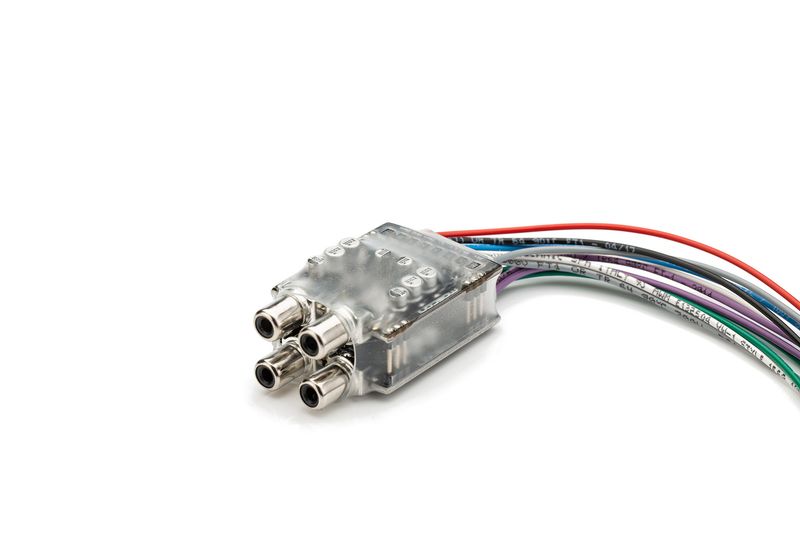 Mosconi HLA-DUAL adapter with cables, close-up of adapter
