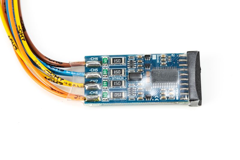 Mosconi EXT4HLIN channel extension card with cables, close-up of card and cables