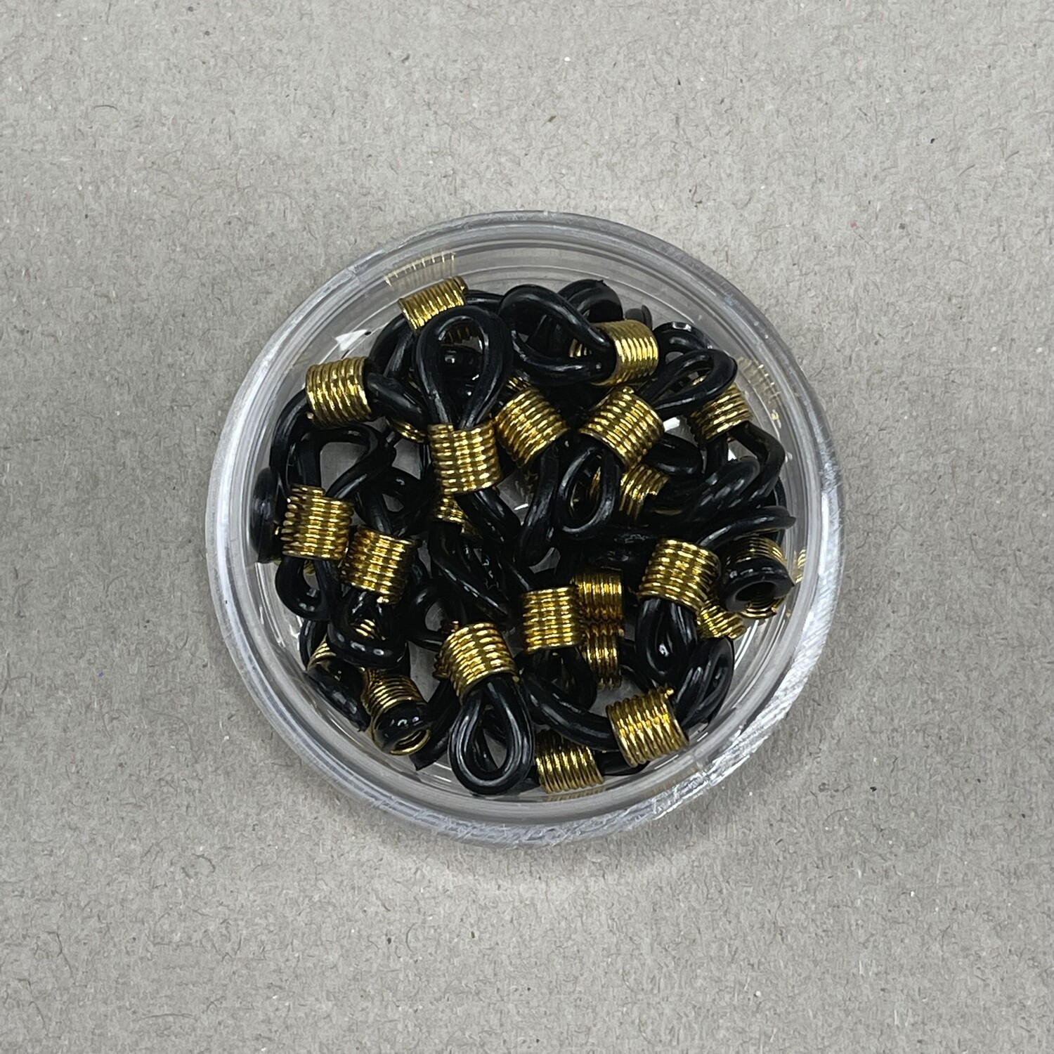 Conector de Silicona Negro con Metal Dorado