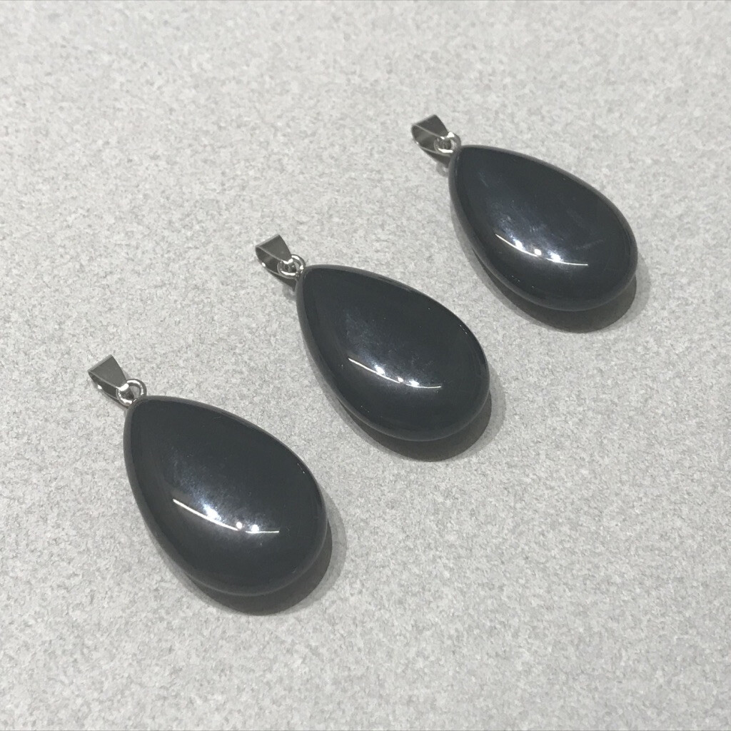 Dije de Piedra Natural Lágrima de Piedra Negra 45 x 25 x 10 mm
