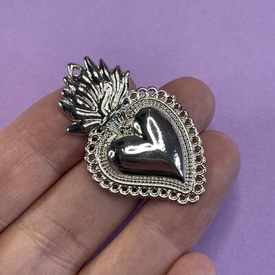 Dije de Metal Corazón con Llama 40 x 25 x 3.5 mm