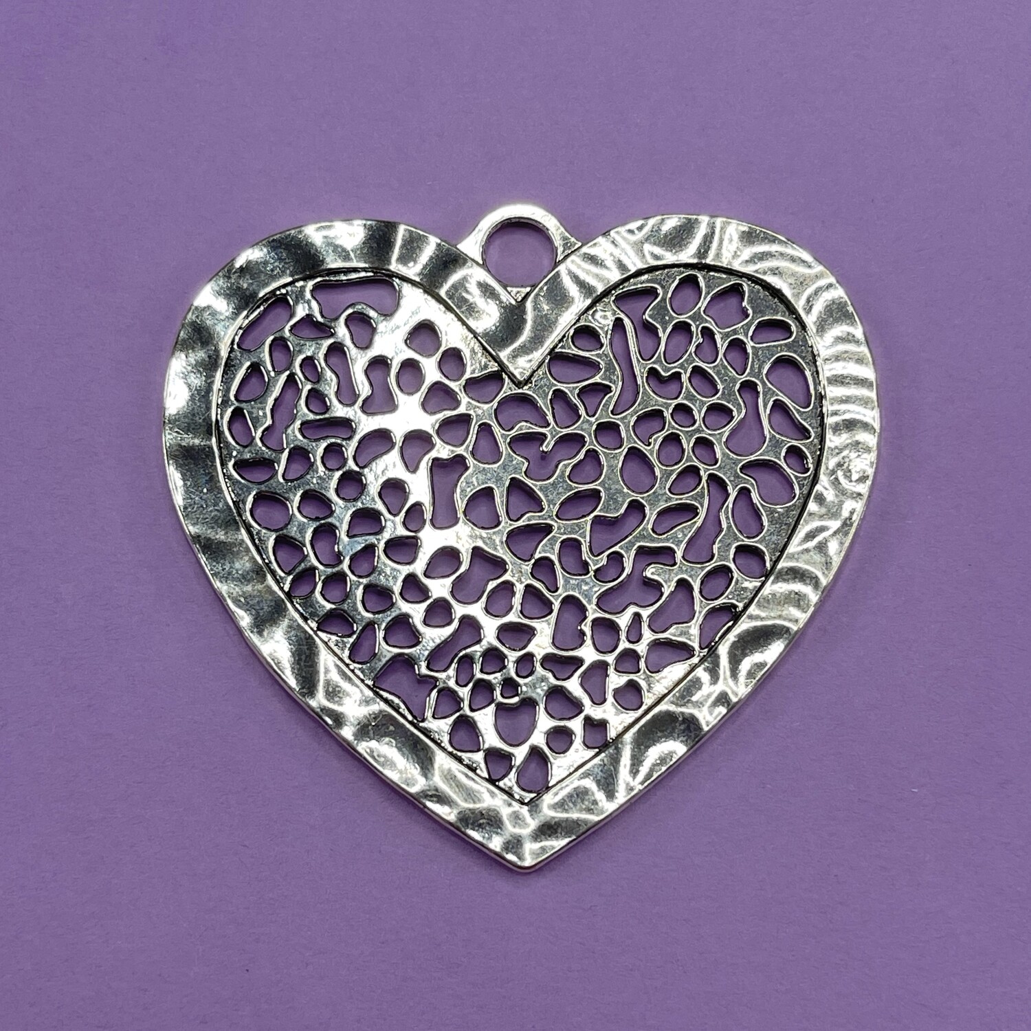Dije de Metal Corazón Chato Calado 70 x 66 x 2.5 mm