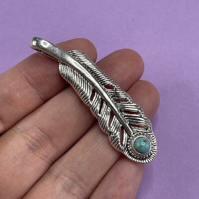 Dije de Metal Plateado Pluma con Turquesa Sintética 57 x 15 x 6 mm