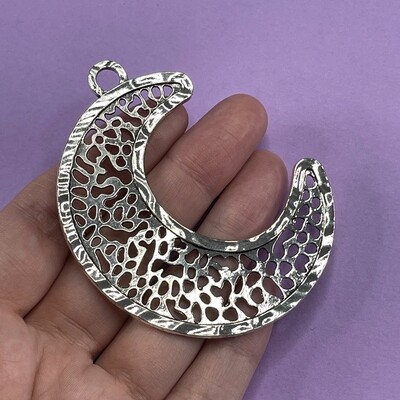 Dije de Metal Plateado Luna Calada 74 x 62 x 2 mm