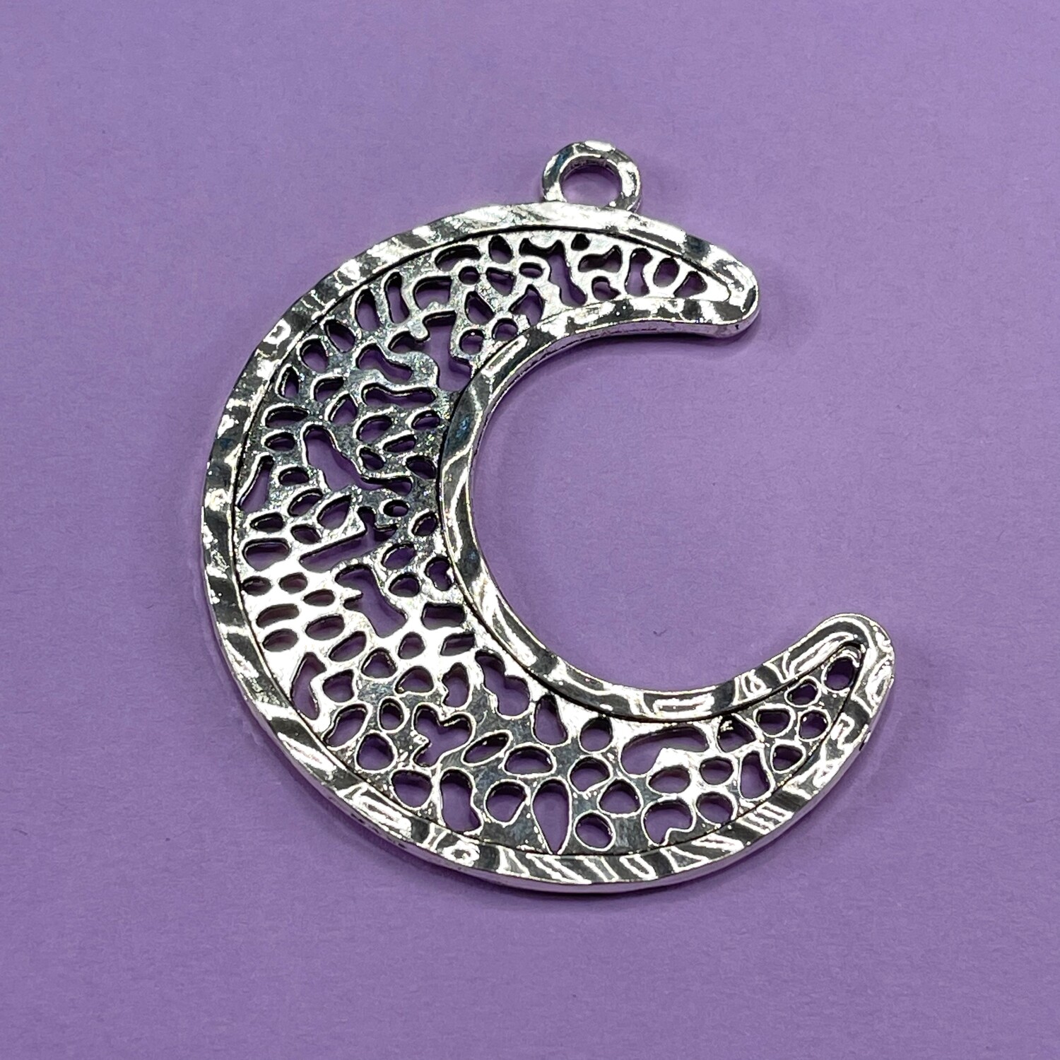 Dije de Metal Plateado Luna Calada 74 x 62 x 2 mm