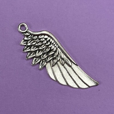 Dije de Metal Ala Labrada 57 x 21 x 1.5 mm