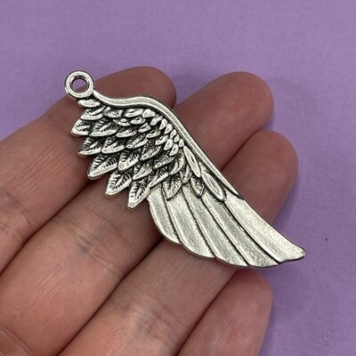Dije de Metal Ala Labrada 57 x 21 x 1.5 mm