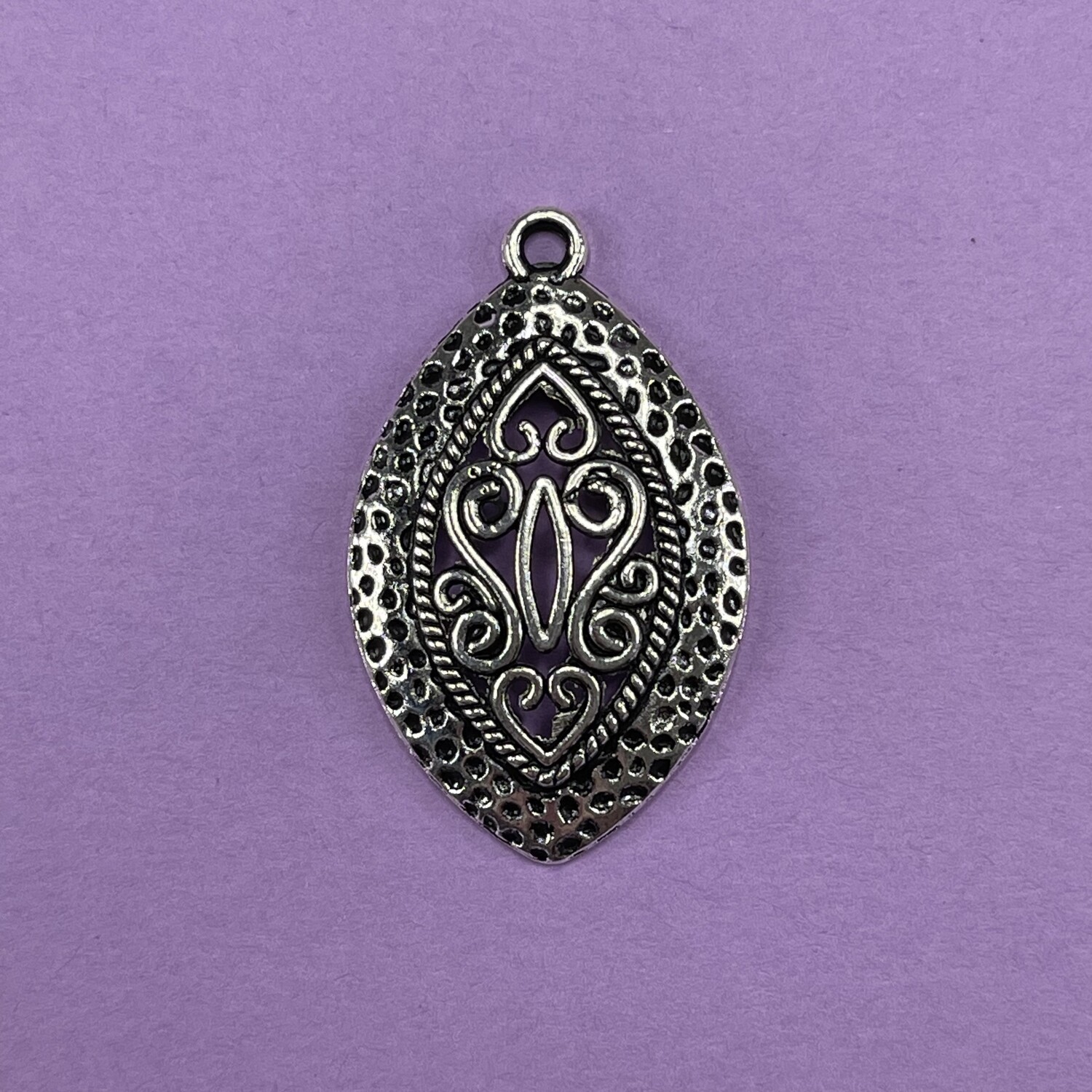 Dije de Metal Hoja Calada 57 x 15 x 6 mm