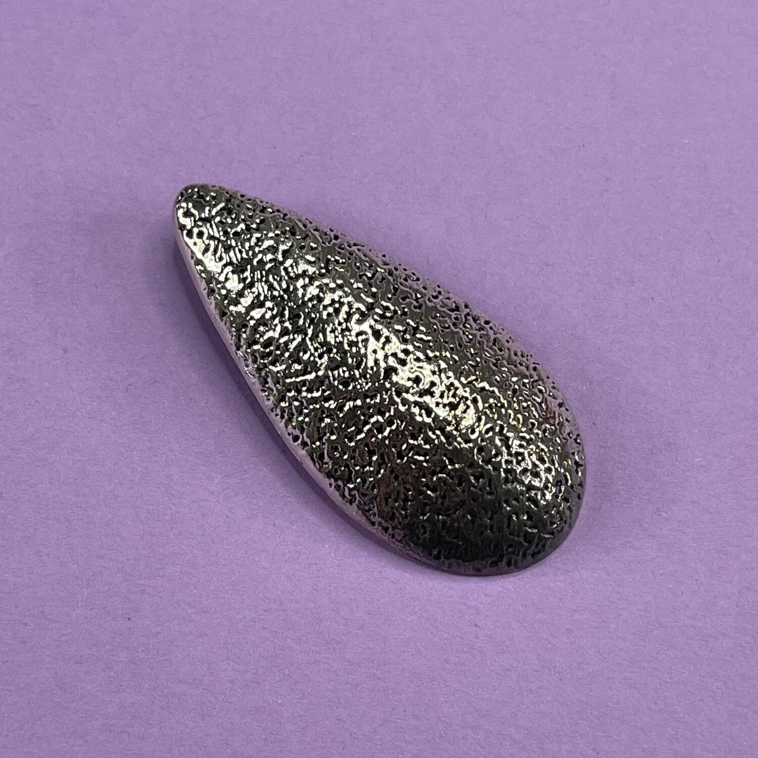 Dije de Metal Plateado Lágrima Texturada 50 x 24 x 8 mm