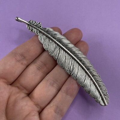 Dije de Metal Plateado Pluma Labrada 10.5 x 22 x 2.5 mm