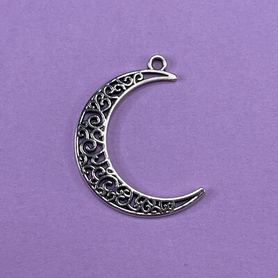 Dije de Metal Plateado Luna Finita Calada 40 x 29 x 1 mm