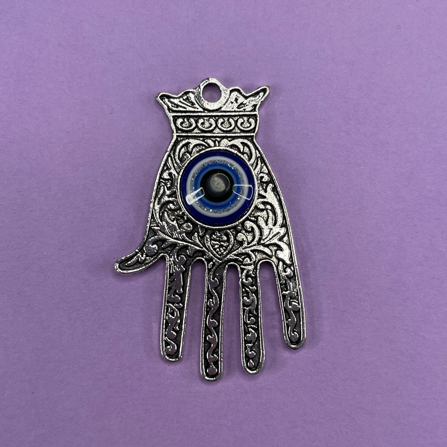 Dije de Metal Plateado Mano de Fátima con Ojito de Resina 58 x 34 x 7.5 mm