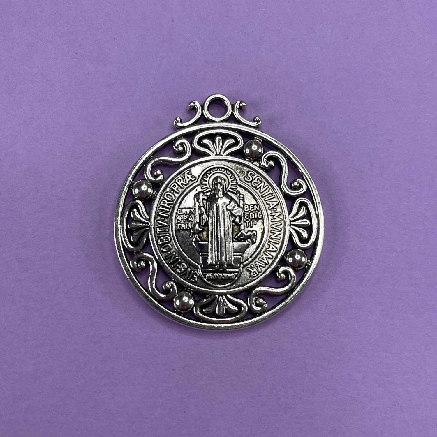 Dije de Metal Plateado Redondo Calado San Benito 45 x 40 x 3 mm.