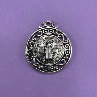 Dije de Metal Plateado Redondo Calado San Benito 45 x 40 x 3 mm.