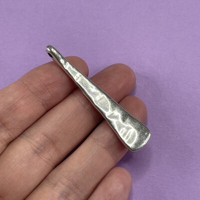 Dije de Metal Plateado Lágrima Larga Texturada 52 x 5.5 x 2.5 mm