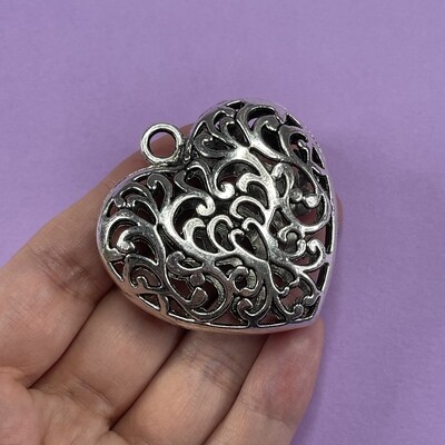 Dije de Metal Corazón Gordito Calado 51 x 49 x 17 mm