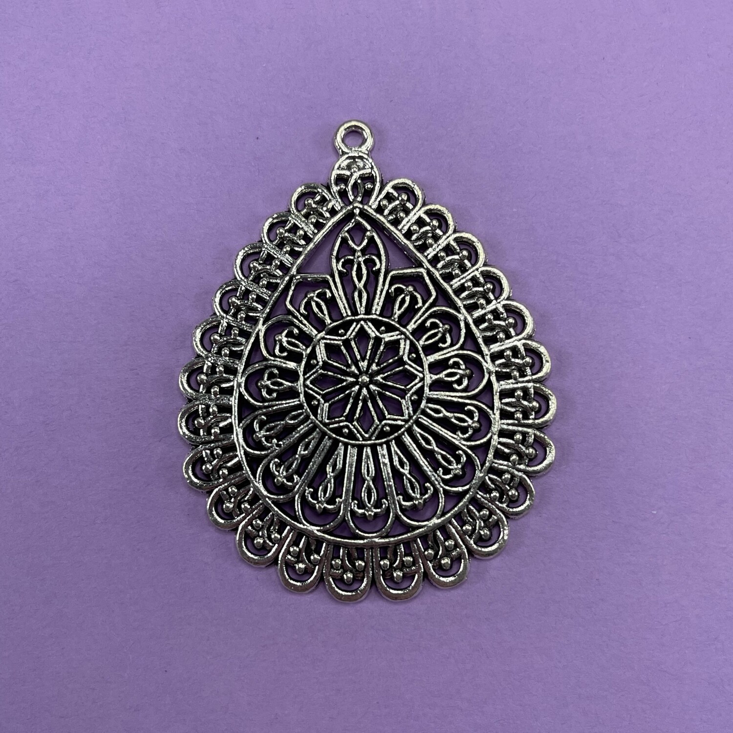 Dije de Metal Lágrima Calada Labrada Antigua 61 x 47 x 2 mm