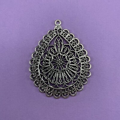 Dije de Metal Lágrima Calada Labrada Antigua 61 x 47 x 2 mm